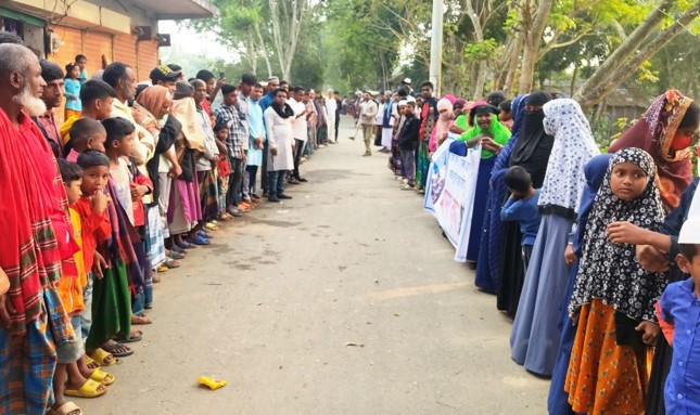 কচুয়ায় মিশুক চালক সাব্বির হত্যার বিচারের দাবিতে মানববন্ধন